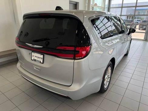 Used 2024 Chrysler Pacifica Touring-L FWD image 40