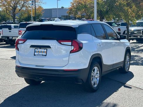 Used 2023 GMC Terrain SLE image 3