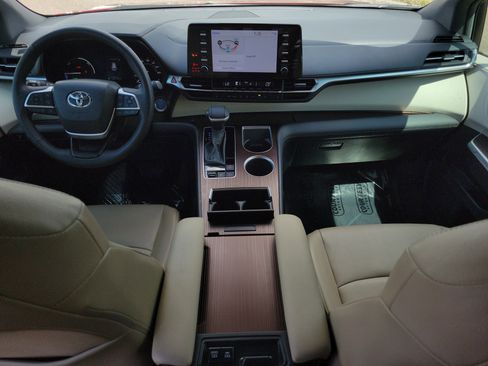 Used 2024 Toyota Sienna XLE image 12