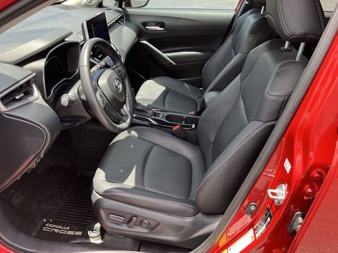 Used 2023 Toyota Corolla Cross XLE image 13