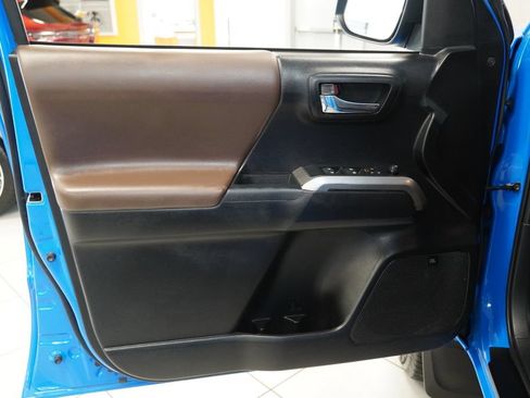 Used 2021 Toyota Tacoma Limited AWD/4WD image 17