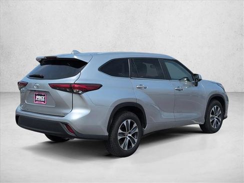 Used 2023 Toyota Highlander XLE image 5