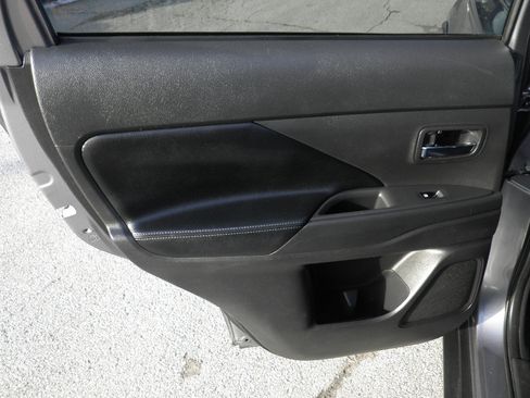 Used 2017 Mitsubishi Outlander SEL image 24