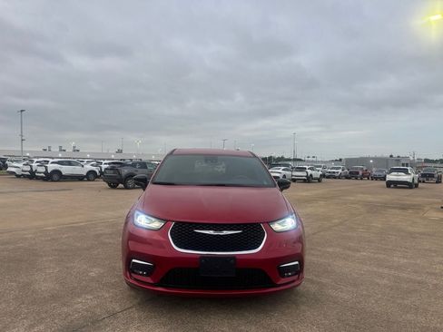 Used 2025 Chrysler Pacifica Select FWD image 4