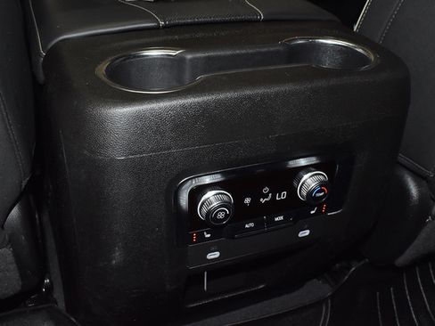 Used 2024 GMC Yukon SLT w/ SLT Premium Package AWD/4WD image 32