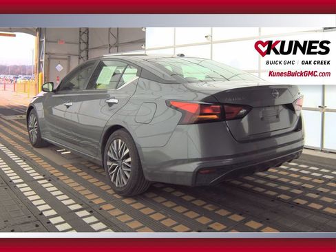 Used 2024 Nissan Altima 2.5 SV image 9