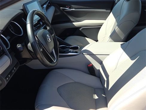 Used 2022 Toyota Camry XLE image 17