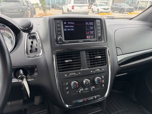 Used 2020 Dodge Grand Caravan SE FWD image 3