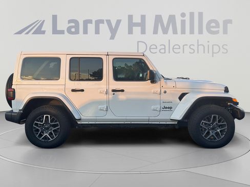 Used 2024 Jeep Wrangler Unlimited Sahara AWD/4WD image 6
