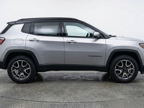 Used 2025 Jeep Compass Trailhawk image 11