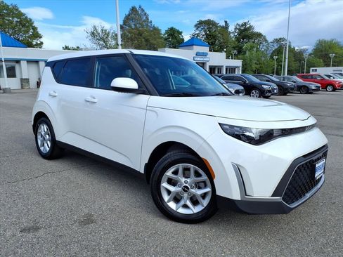 Used 2025 Kia Soul LX w/ LX Technology Package FWD image 2