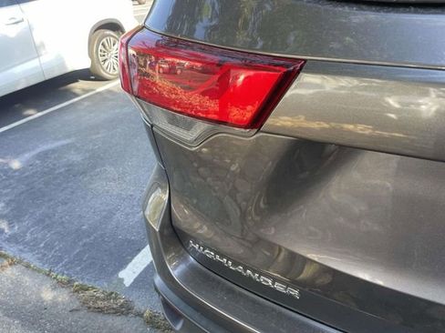 Used 2017 Toyota Highlander XLE FWD image 12