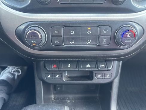 Used 2016 GMC Canyon SLT image 18