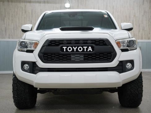 Used 2018 Toyota Tacoma TRD Sport image 3