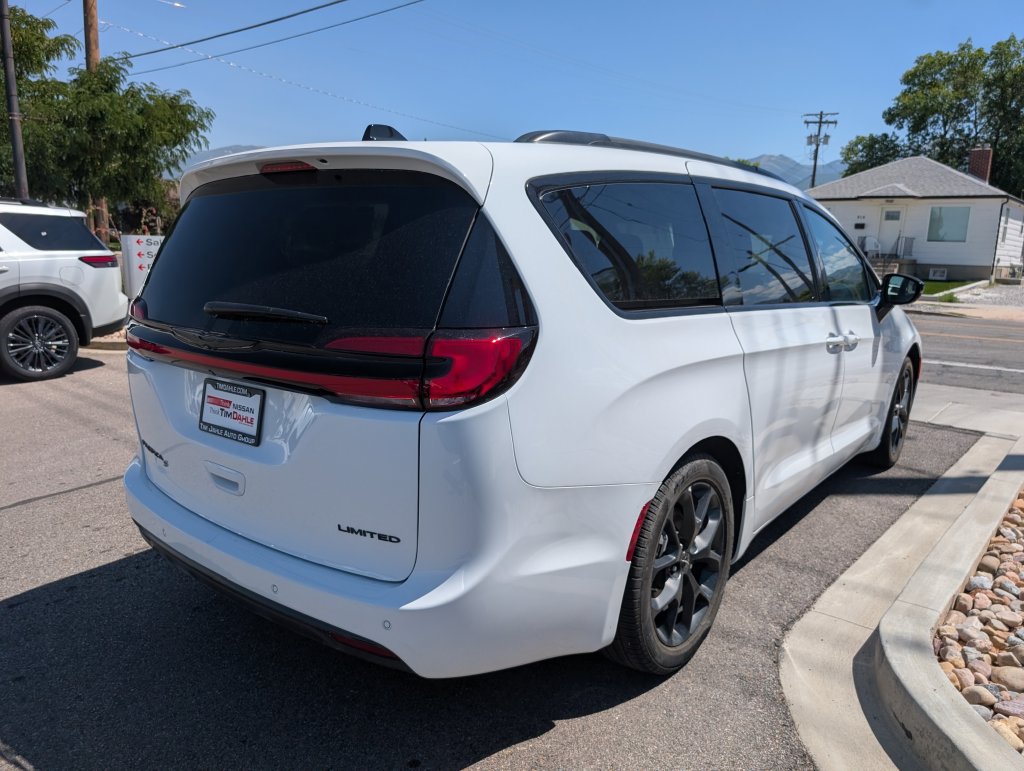 Used 2025 Chrysler Pacifica Limited FWD image 5