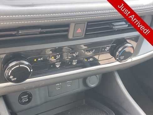 Used 2025 Nissan Rogue S AWD/4WD image 29