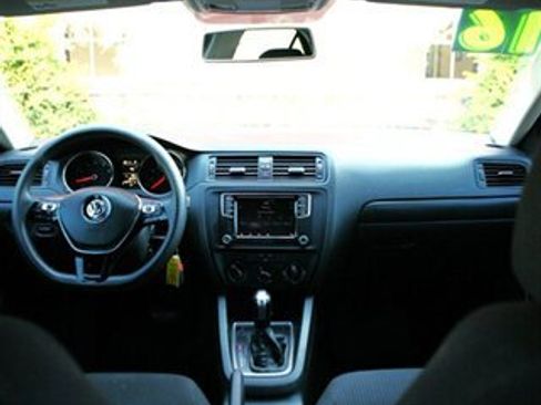 Used 2016 Volkswagen Jetta S image 16