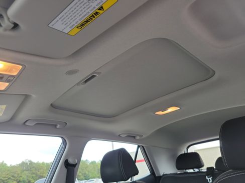 Used 2023 Hyundai Venue SEL image 16