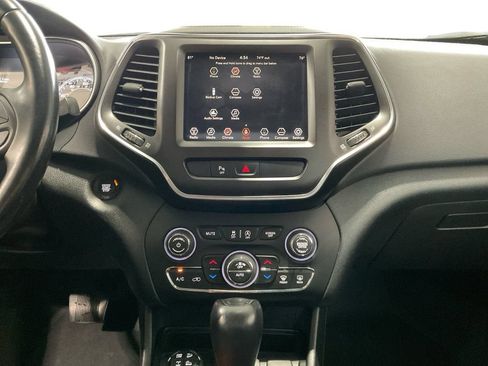 Used 2019 Jeep Cherokee Trailhawk AWD/4WD image 12