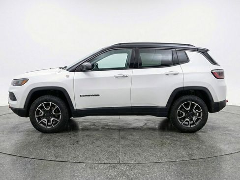 Used 2025 Jeep Compass Trailhawk image 5