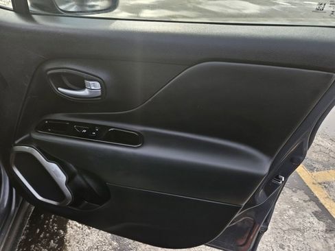 Used 2023 Jeep Renegade Limited image 8