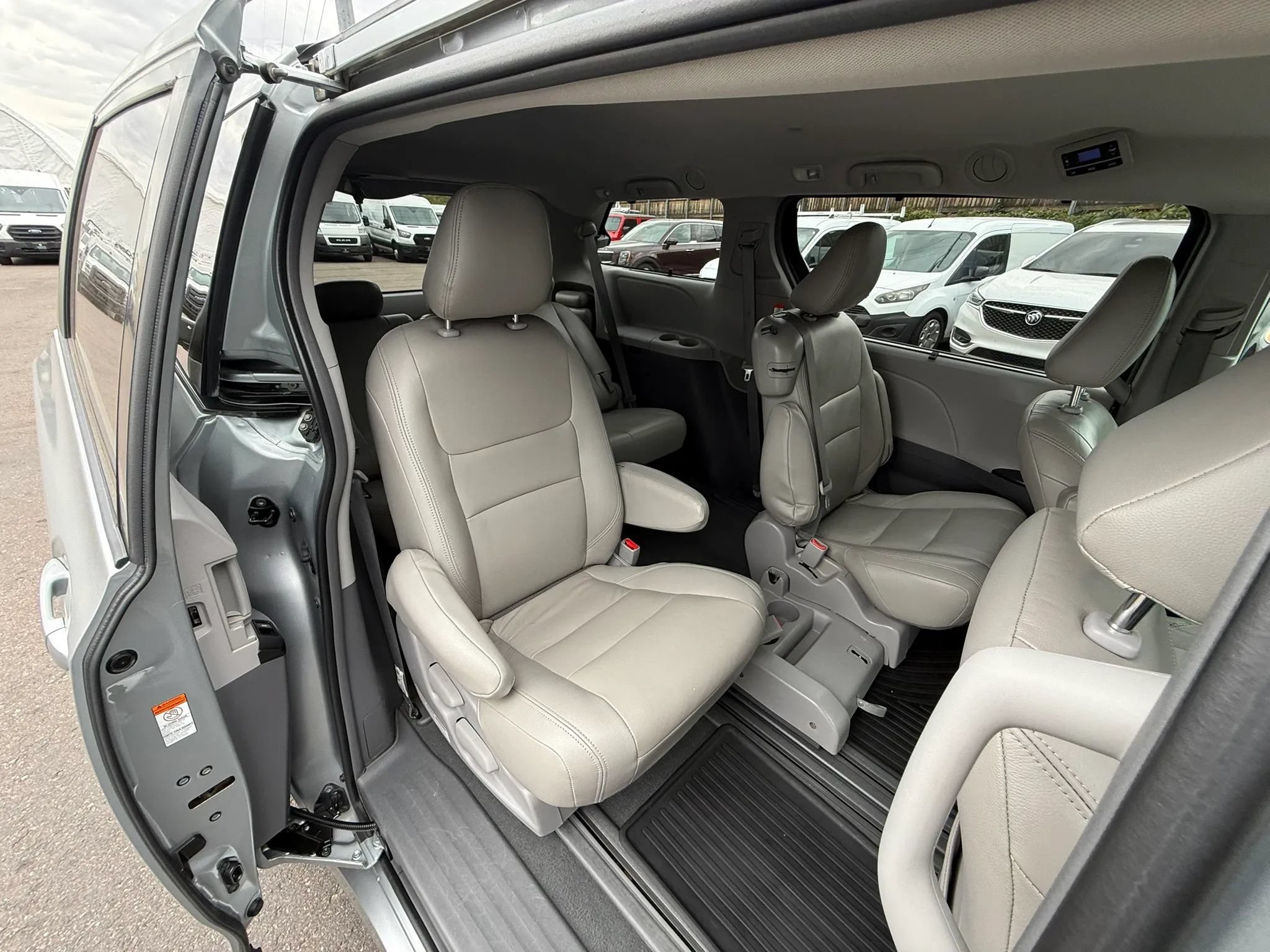 Used 2019 Toyota Sienna LE FWD image 23
