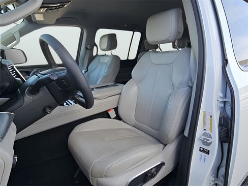 Used 2024 Jeep Wagoneer L Series II image 13