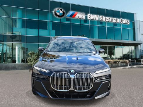 Used 2025 BMW 740i xDrive AWD/4WD image 2