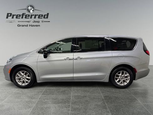 Used 2024 Chrysler Pacifica Touring-L FWD image 9