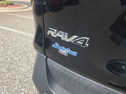 Used 2019 Toyota RAV4 XLE w/ Convenience Package FWD image 12