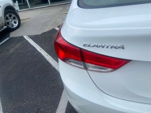 Used 2012 Hyundai Elantra GLS FWD image 5