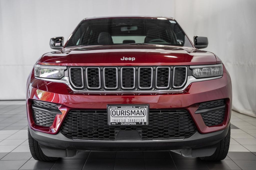 Certified 2024 Jeep Grand Cherokee Laredo w/ Luxury Tech Group I AWD/4WD image 2