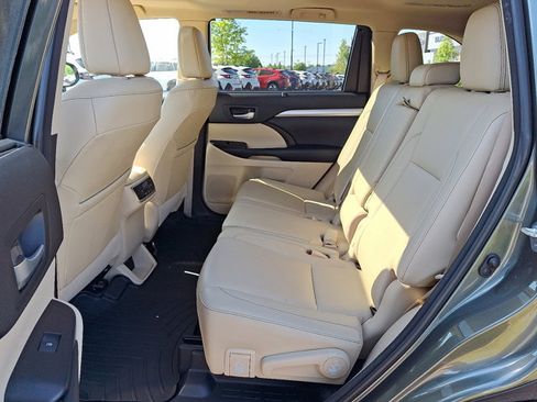 Used 2018 Toyota Highlander XLE w/ Carpet Mat Package (TMS) AWD/4WD image 11