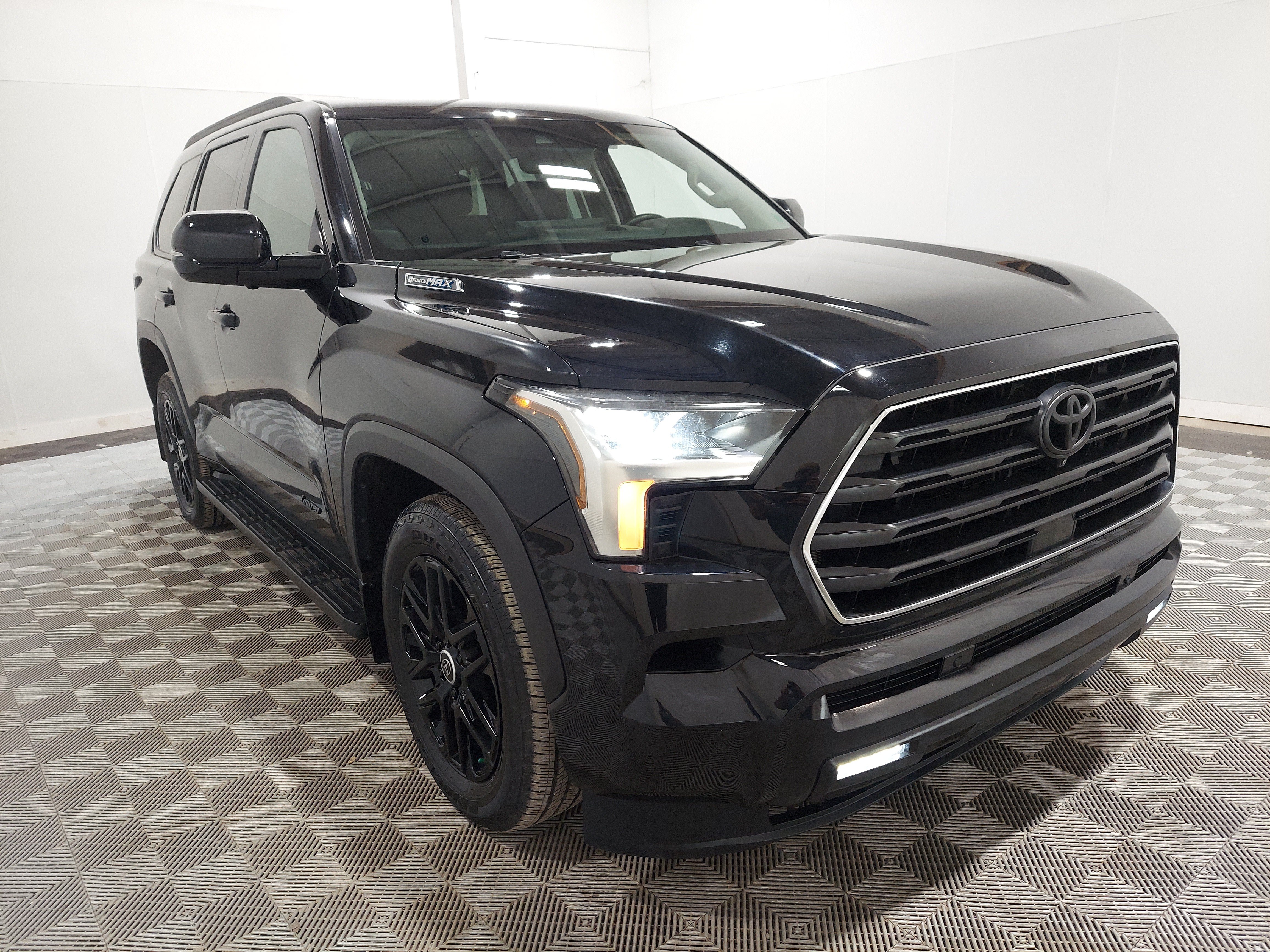 Used 2024 Toyota Sequoia Platinum AWD/4WD image 4