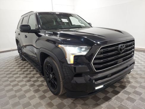 Used 2024 Toyota Sequoia Platinum AWD/4WD image 4