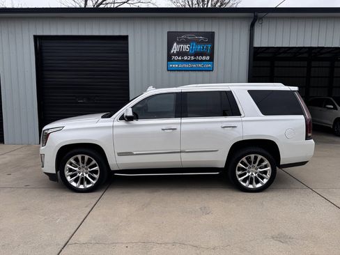 Used 2020 Cadillac Escalade Luxury image 3