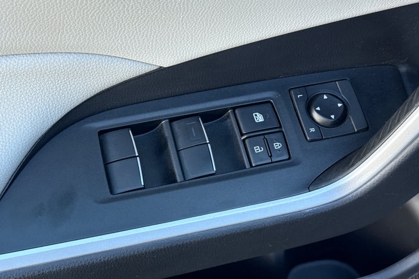 Used 2021 Toyota RAV4 XLE Premium AWD/4WD image 15