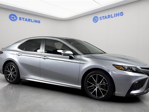 Used 2024 Toyota Camry SE image 12