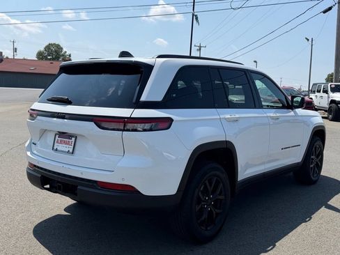Used 2024 Jeep Grand Cherokee Altitude AWD/4WD image 3
