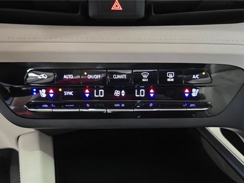 Used 2023 Buick Envision Avenir AWD/4WD image 23