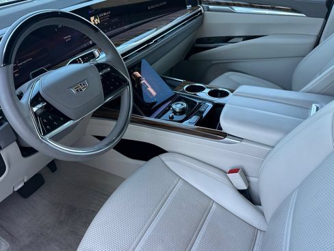 Certified 2025 Cadillac Escalade ESV Premium Luxury Platinum AWD/4WD image 10