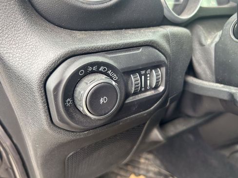 Used 2018 Jeep Wrangler Unlimited Sahara AWD/4WD image 11