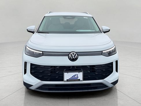 Used 2025 Volkswagen Tiguan SE image 2