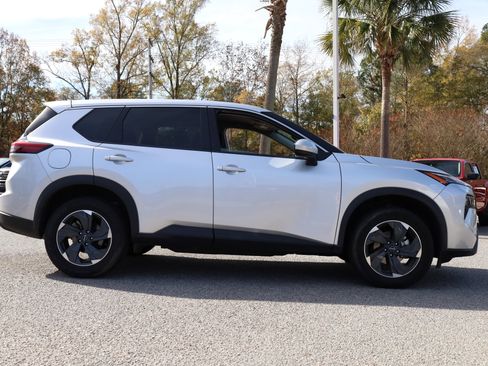 Used 2024 Nissan Rogue SV image 2