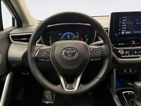 Used 2023 Toyota Corolla Cross XLE image 12
