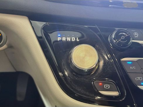 Used 2024 Chrysler Pacifica Touring-L FWD image 23