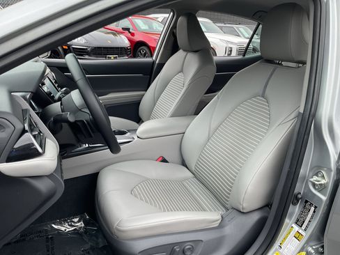 Used 2019 Toyota Camry SE w/ Carpet Mat Package FWD image 18