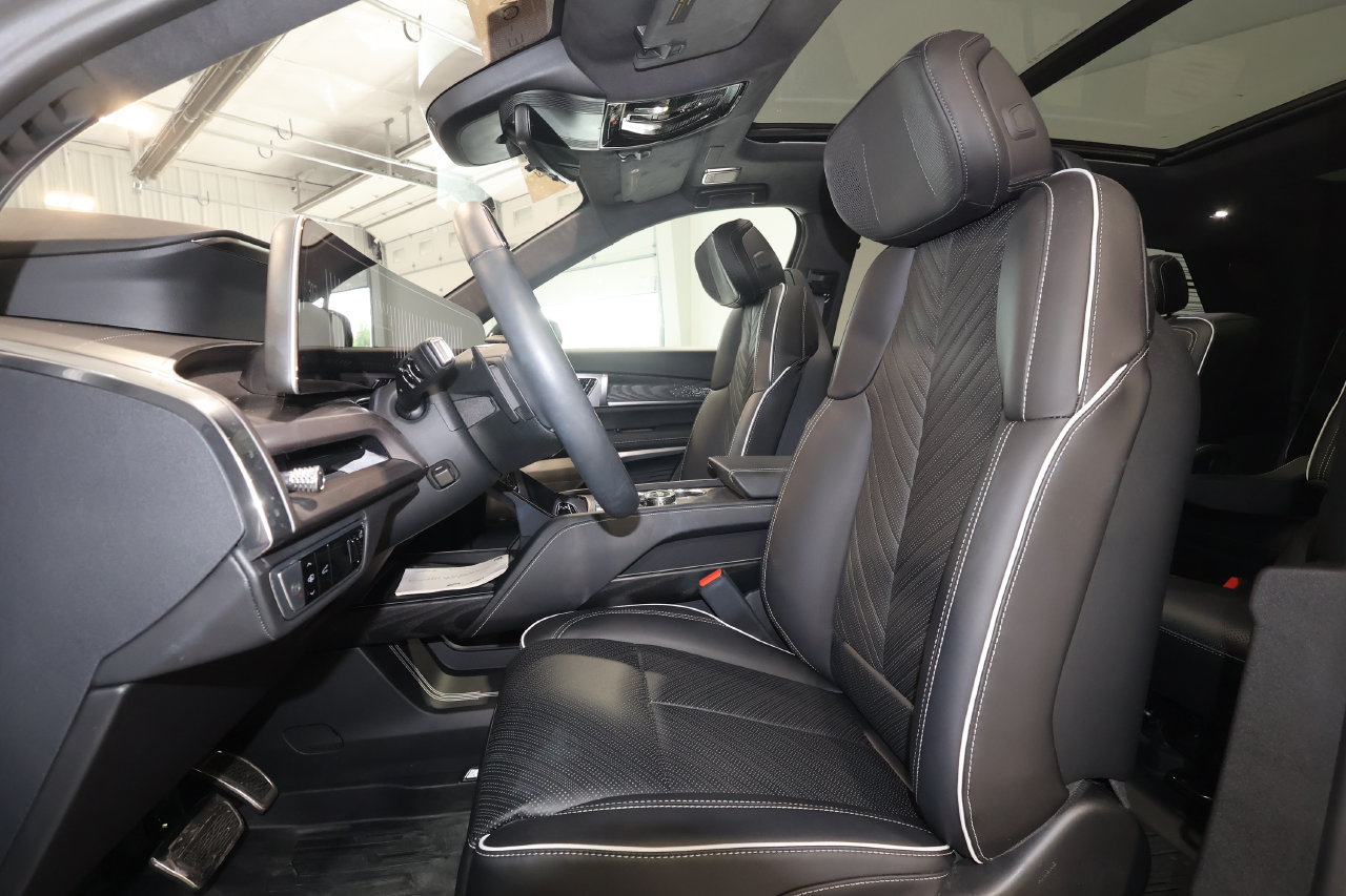 Used 2026 Cadillac Vistiq Platinum w/ LPO, Floor Liner Package AWD/4WD image 22