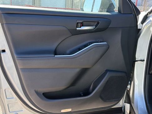 Used 2023 Toyota Highlander XLE image 13