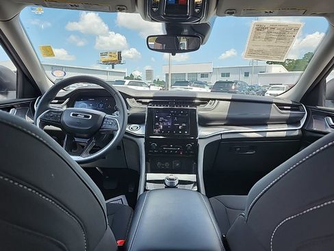 Certified 2023 Jeep Grand Cherokee Laredo image 3